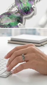 Anillo de plata 925 con tres piedras de topacio místico en talla marquesa, engarzadas en una estructura de metal plateado.