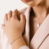 Conjunto de joyería en plata 925 compuesto por un collar de cadena de eslabones con dije de medalla circular lisa, un anillo de cadena de eslabones y un par de aros colgantes de eslabón simple.