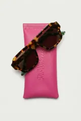 Lentes de sol Wingman con armazón rectangular de carey marrón y patillas estampadas en tonos verdes.