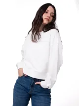 Buzo de corte relajado en color blanco, confeccionado en tejido French Terry. Presenta cuello redondo, mangas largas con puños acanalados y un pequeño parche con el logo de la marca en el puño izquierdo.