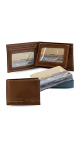 Billetera de cuero color marrón con pespuntes decorativos en la parte inferior. En el interior, cuenta con compartimentos para billetes, un volante, un visor y varios tarjeteros.