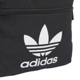Mochila Adidas modelo AC Class, color negro, con compartimento principal con cierre y bolsillo frontal con cierre. Presenta el logo del trébol de Adidas estampado en blanco en la parte frontal.