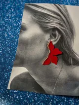 Aros con forma de media flor color rojo, con detalle de strass y gancho de acero quirúrgico.