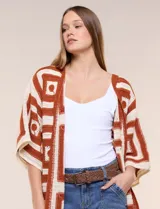 Cardigan largo confeccionado en tejido de punto calado estilo crochet, de color amarillo y blanco, con diseño geométrico de cuadrados, mangas amplias tipo kimono y corte abierto al frente.