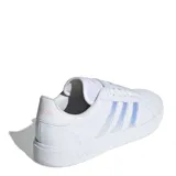 Championes Adidas Grand Court Base 2.0 de estilo urbano, color blanco con las tres tiras laterales en acabado iridiscente. Presentan un diseño clásico inspirado en el tenis con exterior de cuero sintético y suela de goma.