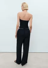 Pantalon de corte recto y tiro medio, confeccionado en una mezcla de lino y viscosa. Presenta cintura elástica con cordón ajustable, bolsillos laterales y diseño largo.