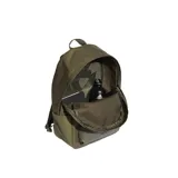 Mochila Adidas color verde oliva con tres franjas negras y logo en el bolsillo frontal.