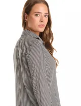 Camisa de manga larga marca Grand & Greene, con estampado de rayas verticales en blanco y negro. Presenta cuello con solapa, cierre frontal con botones y un bolsillo aplicado en el pecho.