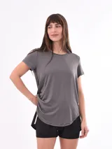 Remera deportiva de manga corta, color gris, de corte holgado con dobladillo redondeado.