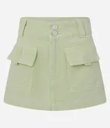 Short pollera de sarga color verde menta, con trabillas en la cintura, doble botón frontal, cierre tradicional y bolsillos cargo delanteros.
