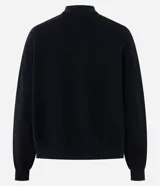 Campera de punto de corte regular y estilo oversized, confeccionada en una mezcla de viscosa, poliéster y poliamida. Presenta cierre frontal completo, mangas largas con puños acanalados y acabado acanalado en el ruedo.