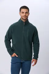 Campera polar de abrigo azul marino, con cuello alto, cierre frontal y bolsillos laterales y en el pecho con cierre.