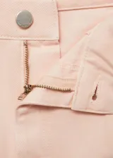 Pantalón de jean color rosa pálido, de corte wideleg, tiro alto, con cierre frontal de cremallera y botón, trabillas para cinturón y bolsillos laterales.