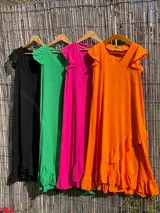 Vestido largo de simil lino con volados en el ruedo y mangas cortas con volados.