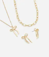 Conjunto de collares y aros de metal color dorado, compuesto por dos collares en capas y un par de aros con diseño de lazo.