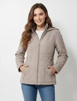 Campera de abrigo color marrón, con diseño capitoneado de costuras entrelazadas en relieve. Presenta cuello alto, capucha desmontable, cierre frontal completo y bolsillos laterales con cierre. Incluye trabas ajustables en la cintura con botones metálicos para entallar la silueta.