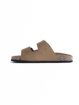 Sandalia de dos tiras con cierre de velcro, confeccionada en material símil cuero color gris. Cuenta con plantilla anatómica con base de corcho y suela de goma negra.