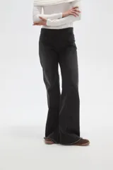 Pantalon de jean estilo oxford con tiro alto y ruedo deshilachado.