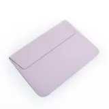 Funda protectora para laptop color lila, con cierre de solapa y costuras a tono.