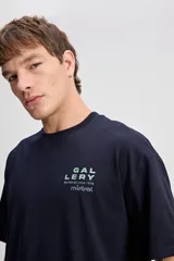 Remera oversize azul marino de algodón, con diseño amplio y gran estampa geométrica multicolor en la espalda de la marca Mistral.