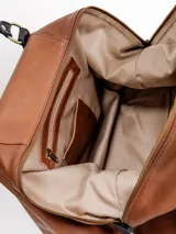 Bolso de viaje grande de cuero marrón con detalles en cuero negro, doble asa de mano y tiras decorativas verticales.