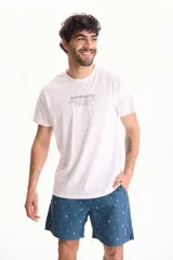 Remera blanca de algodón, de corte regular y manga corta, con estampa frontal centrada con texto en tonos oscuros.
