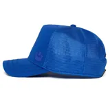 Gorra tipo trucker color bordó con panel frontal estructurado, malla trasera y visera curva con costuras decorativas. Presenta un aplique metálico con logo en el frente.
