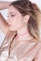 Aros colgantes dorados con forma de ramitas.