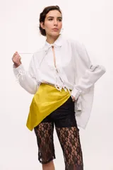 Bandana de satén color amarillo.