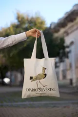 Tote bag de tela color crudo con estampado de un tero y la inscripción Diario Silvestre. Cuenta con dos asas largas para llevar al hombro.