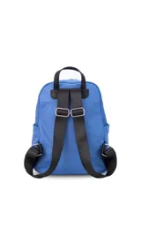 Mochila de nylon color verde oliva, con cierre principal y dos bolsillos frontales con cierre. Tiene correas de hombro ajustables en color negro y asa superior de agarre.