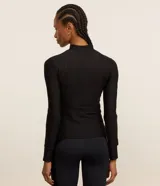 Campera deportiva Get Over en microfibra con textura, color negro, cuello tipo mao, cierre frontal con cremallera y bolsillos. Cuenta con mangas largas con abertura para el dedo en los puños.