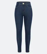 Pantalón skinny jeans azul oscuro con trabillas en la cintura, bolsillos y detalle de pespuntes contrastantes. La pieza también tiene dos botones dorados a cada lado de la barra.