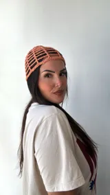Gorro de crochet color naranja con diseño de red.