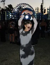 Vestido midi de manga larga con estampado tipo tie-dye en tonos gris y negro, confeccionado en tela elástica ajustada al cuerpo.