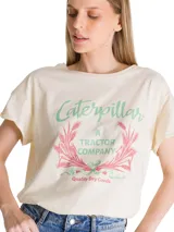 Remera de corte relajado color beige, con cuello redondo y mangas cortas. Presenta un estampado gráfico frontal con motivos botánicos y tipografía retro en tonos verde y rosado.