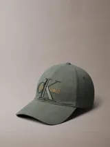Gorra de béisbol de algodón con visera curva y cierre ajustable en la parte trasera. Presenta el logo de Calvin Klein bordado en el panel frontal.
