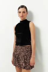 Top de terciopelo marrón, sin mangas y de cuello alto.