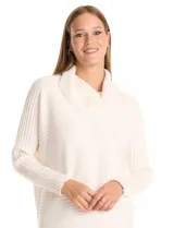 Buzo de tejido acanalado color blanco, con cuello alto y diseño de patrón en V en el frente. Presenta un corte holgado con mangas integradas sin costura de sisa.