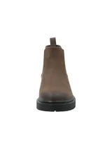 Botín Chelsea de cuero marrón con paneles elásticos laterales y suela de goma dentada. Cuenta con una presilla trasera para facilitar el calce y diseño de punta redonda.