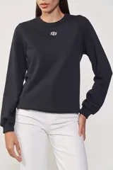 Buzo azul de cuello redondo y manga larga, con logo pequeño en el pecho.