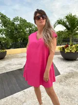 Vestido corto negro de lino con lurex, corte amplio y mangas cortas.