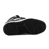 Championes de corte medio Pony modelo M100 II, con diseño bicolor en negro y blanco. Presentan una estructura robusta con perforaciones laterales, cordones gruesos y suela de goma con relieve.