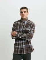 Camisa de franela de manga larga con estampado de cuadros escoceses, cuello button-down y cierre frontal con botones.