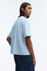 Remera celeste de corte oversized y diseño boxy en punto liviano de algodón, con hombros caídos y cuello redondo ribeteado acanalado.