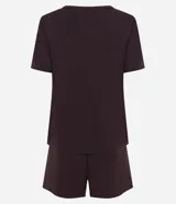 Pijama de dos piezas compuesto por una blusa de manga corta con escote en V decorado con encaje y un short con cintura elástica. Confeccionado en viscolycra, ofrece un calce suave y cómodo.