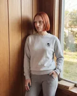 Buzo de cuello redondo en color gris claro, con diseño de calce regular y puños y cintura acanalados. Presenta un pequeño logo estampado en el pecho con la inscripción KABOA INDUSTRIES.