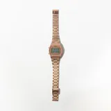 Reloj digital color rosa con correa de eslabones metálicos.