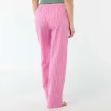 Pantalón de pijama de corte recto y holgado, confeccionado en tela de popelina color rosa con estampado de rayas verticales finas en tono oscuro. Presenta cintura elástica con cordón de ajuste frontal.