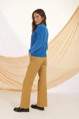 Buzo tejido de punto color verde oliva, con cuello alto y mangas largas.